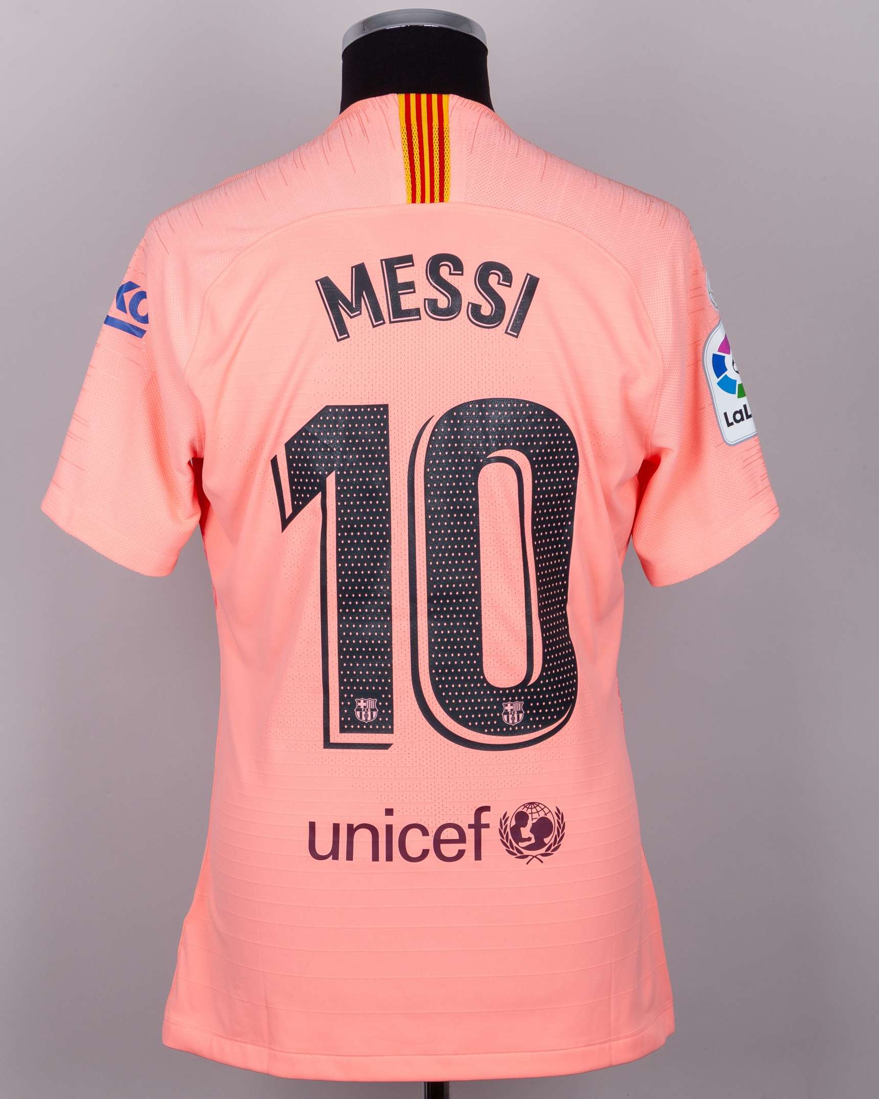 Lionel Messi pink issued No.10 Barcelona short-sleeved shirt, 2018-19 third - Image 2 of 6