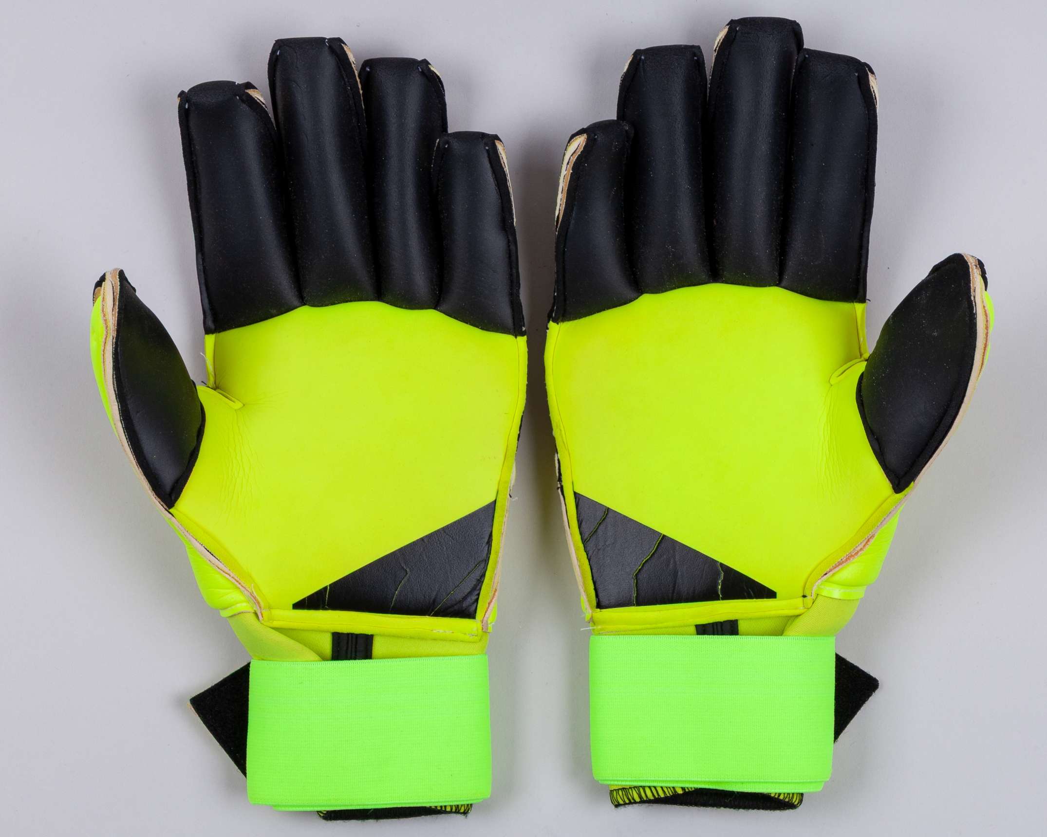 Marc-Andre Ter Stegen yellow and black Adidas goalkeeper gloves, 2015 - Image 2 of 4