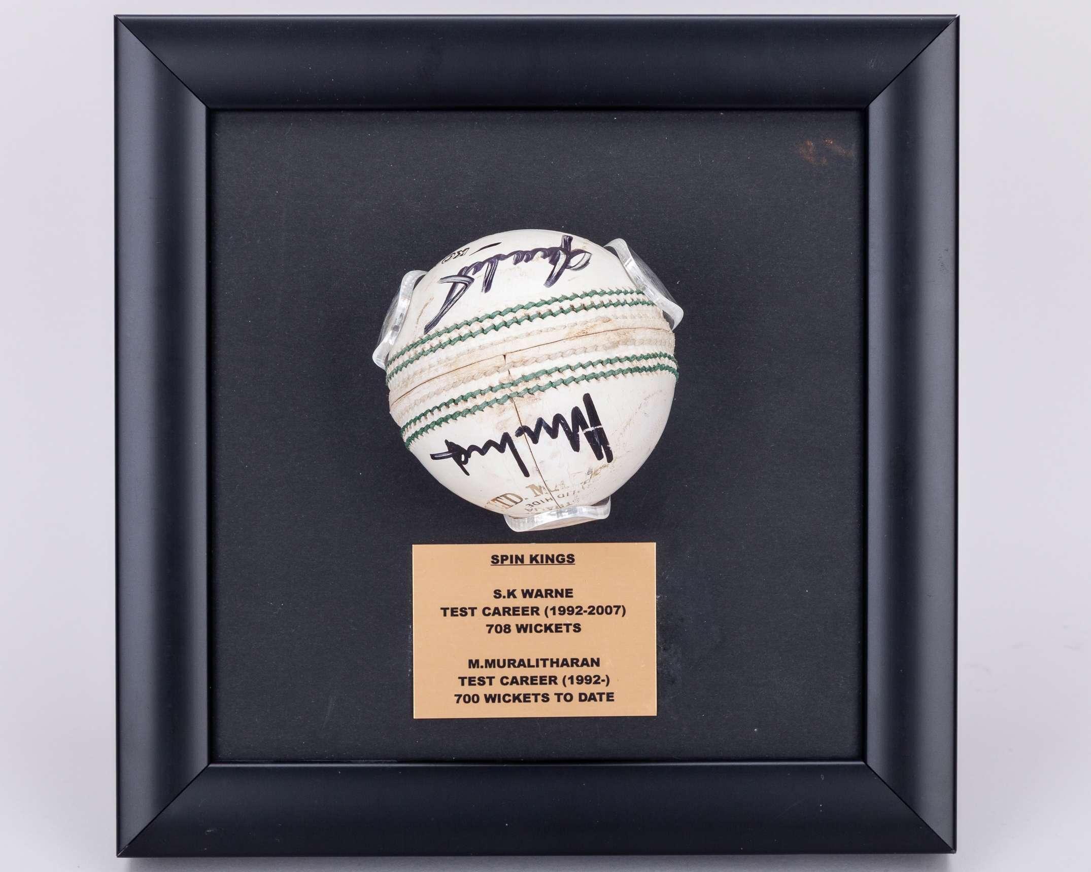 Shane Warne and Muttiah Muralitharan autographed Kookaburra cricket ball display - Image 2 of 5