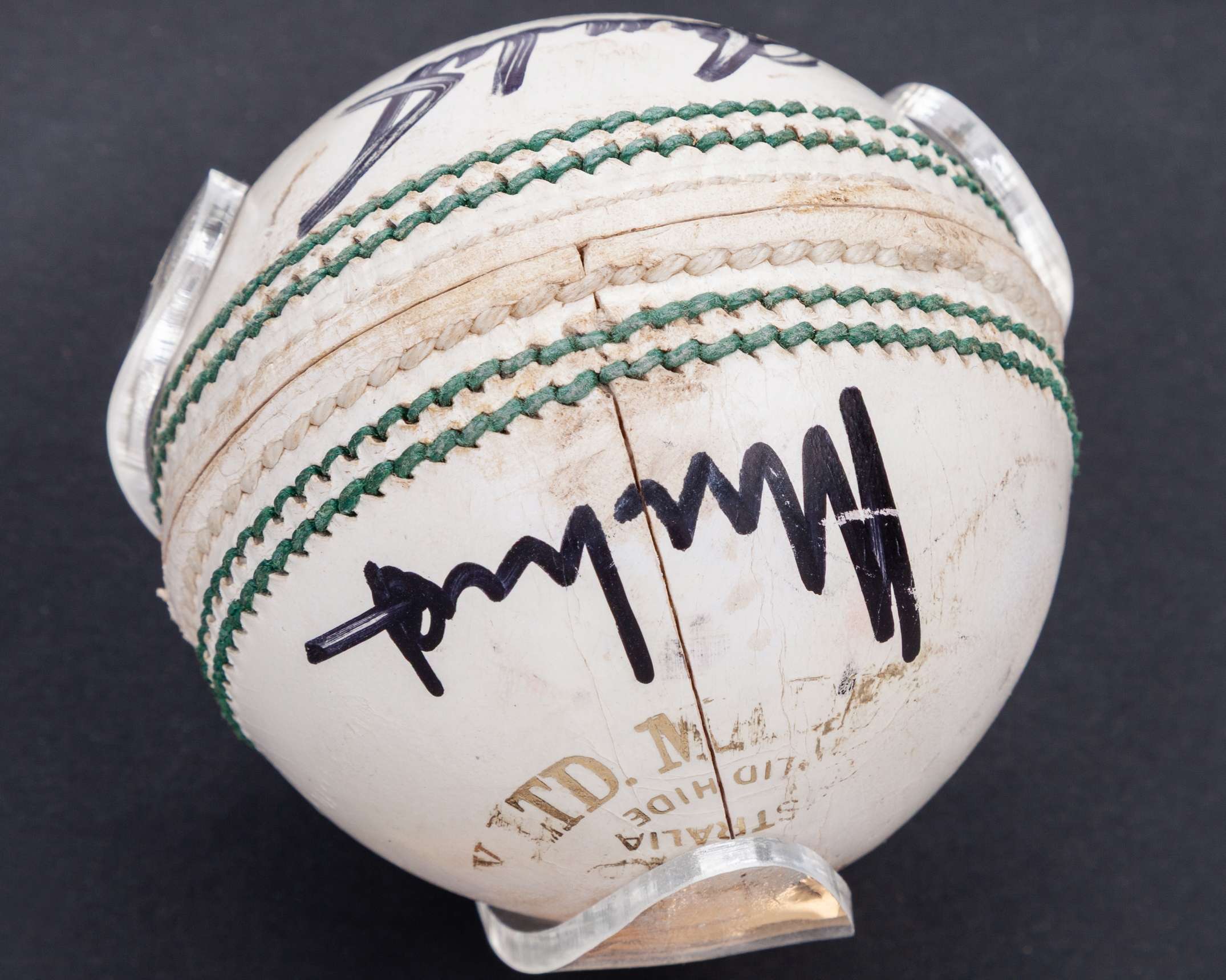 Shane Warne and Muttiah Muralitharan autographed Kookaburra cricket ball display - Image 3 of 5