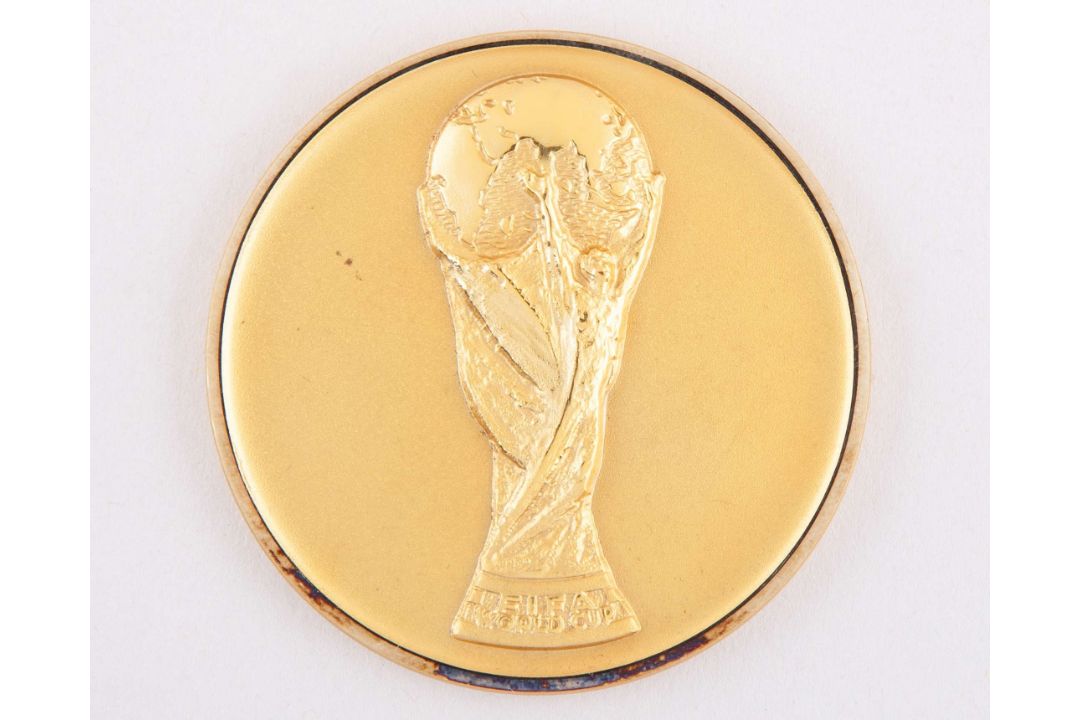 David Will: yellow-metal FIFA 1998 World Cup medal, designed by Bertoni - Image 2 of 4