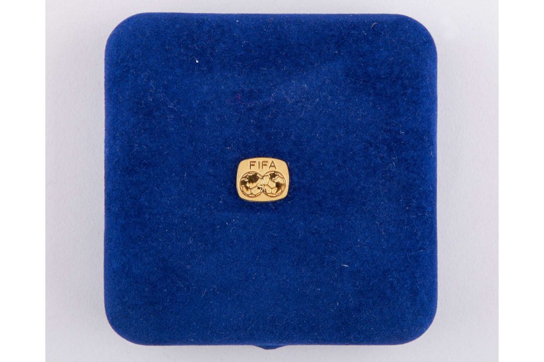 David Will: yellow-metal FIFA 1998 World Cup medal, designed by Bertoni - Image 4 of 4