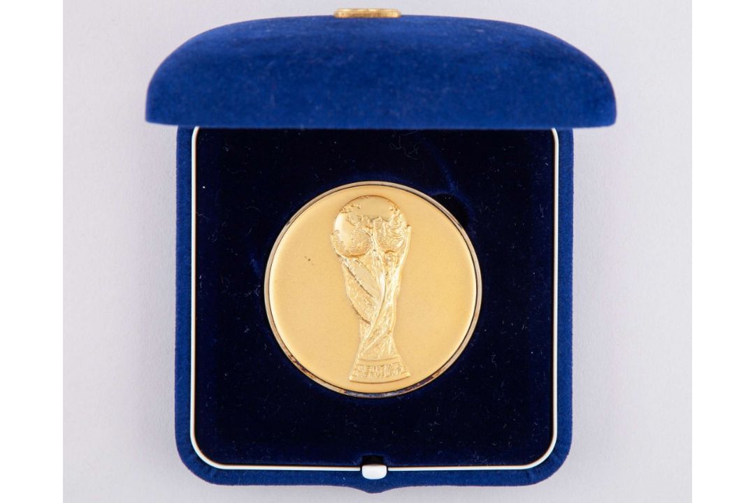 David Will: yellow-metal FIFA 1998 World Cup medal, designed by Bertoni - Image 3 of 4