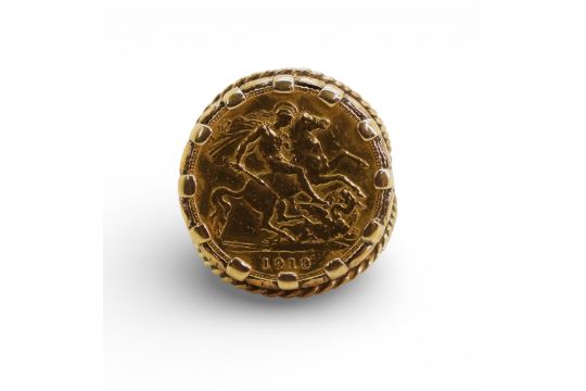 A 1913 gold half sovereign in a 9ct ring mount, size Q1/2, weight 12 ...