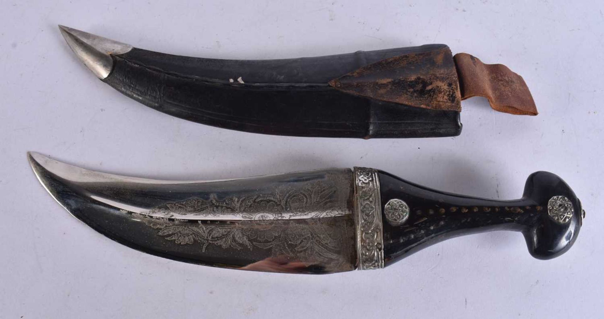 AN ANTIQUE EASTERN HORN HANDLED KUKRI DAGGER. 34 cm long. WE ARE UNABLE TO OFFER IN HOUSE SHIPPING
