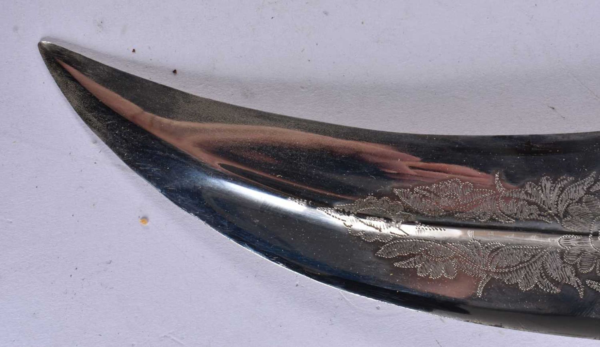 AN ANTIQUE EASTERN HORN HANDLED KUKRI DAGGER. 34 cm long. WE ARE UNABLE TO OFFER IN HOUSE SHIPPING - Image 4 of 5