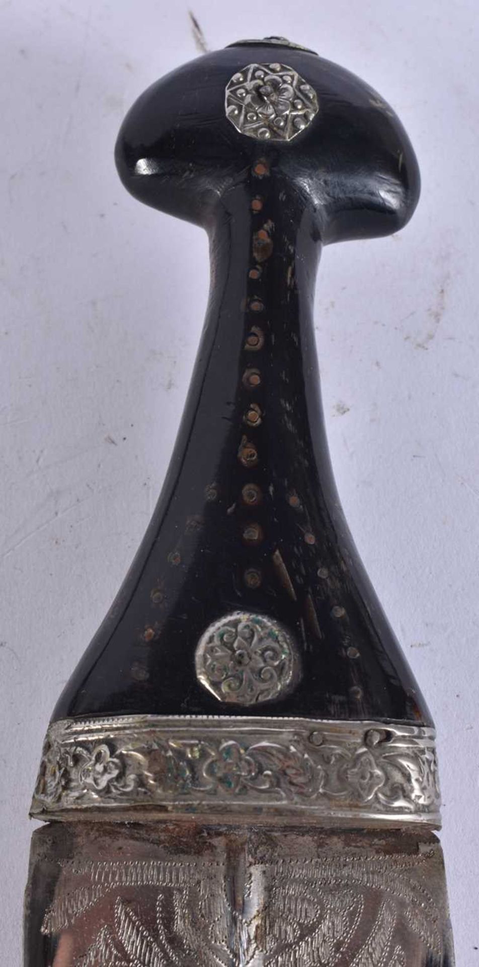 AN ANTIQUE EASTERN HORN HANDLED KUKRI DAGGER. 34 cm long. WE ARE UNABLE TO OFFER IN HOUSE SHIPPING - Image 2 of 5