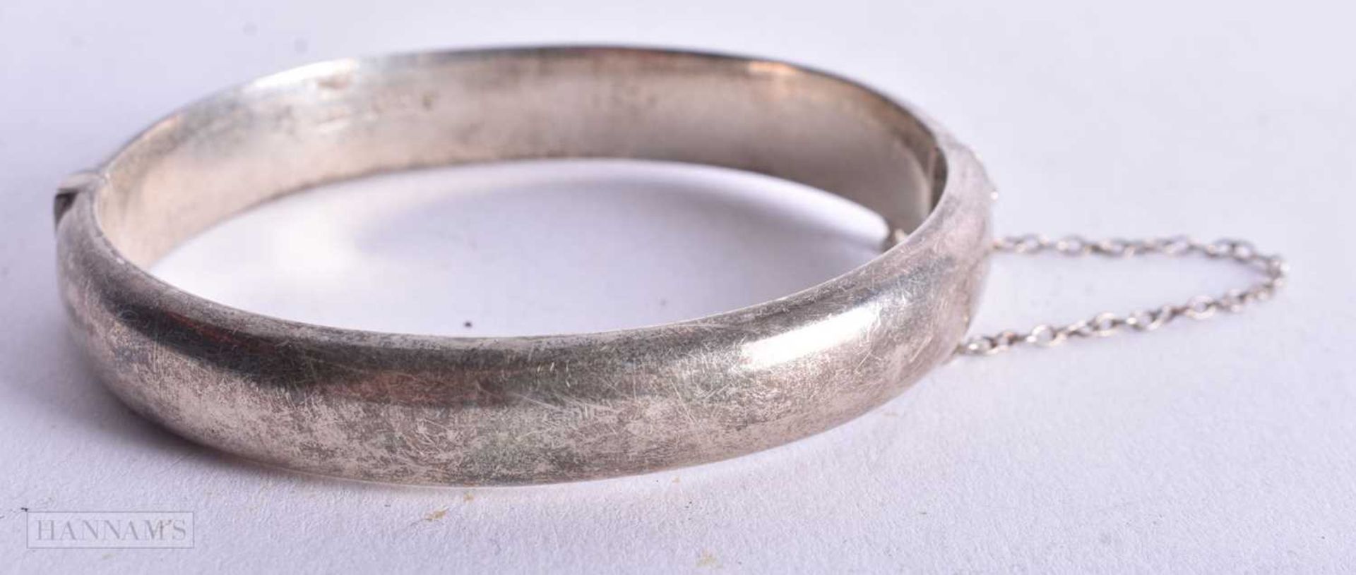 A 1960S ENGLISH SILVER BANGLE. 17 grams. 5.75 cm wide.