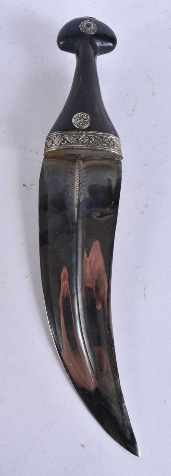 AN ANTIQUE EASTERN HORN HANDLED KUKRI DAGGER. 34 cm long. WE ARE UNABLE TO OFFER IN HOUSE SHIPPING - Image 5 of 5