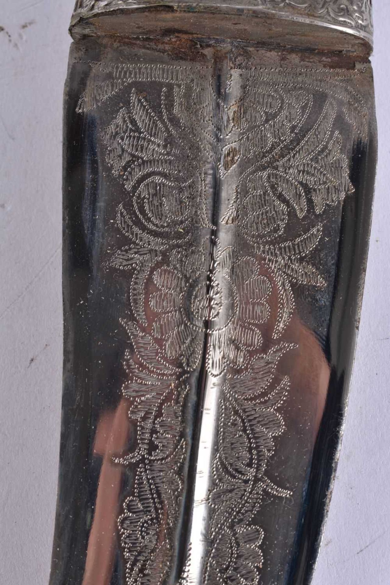 AN ANTIQUE EASTERN HORN HANDLED KUKRI DAGGER. 34 cm long. WE ARE UNABLE TO OFFER IN HOUSE SHIPPING - Image 3 of 5