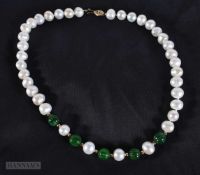 A 14CT GOLD CLASP JADE AND PEARL BEAD NECKLACE. 46.5 grams. 41 cm.