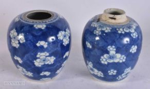 TWO 17TH/18TH CENTURY CHINESE BLUE AND WHITE PORCELAIN JARS Kangxi/Yongzheng. 13 cm x 8 cm. (2)