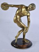 A LATE 19TH/20TH CENTURY GRAND TOUR BRONZE FIGURE OF THE DISCUS THROWER. 18 cm x 12 cm.