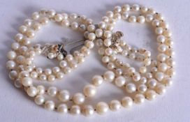 AN ART DECO SILVER AND PEARL NECKLACE. 25.7 grams. 40cm long.
