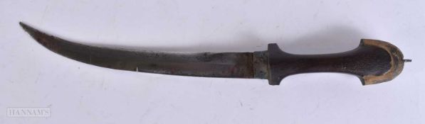 AN ISLAMIC MIDDLE EASTERN DAGGER. 35 cm long. WE ARE UNABLE TO OFFER IN-HOUSE SHIPPING ON THIS LOT