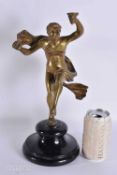 A LARGE 18TH/19TH CENTURY GRAND TOUR BRONZE FIGURE OF A FEMALE modelled holding aloft a chalice.