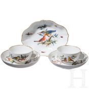 Zwei Tassen mit Untertassen und kleine Schale mit Vögel- und Insektenmalerei, Meissen, um 1770/80
