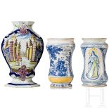 Zwei Apothekengefäße (Albarellos) und Fayencevase, Italien/Delft, De Porceleyne Claeuw, 18./ 19. Jhd