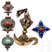 Silberner Kreuzanhänger, drei kleine Amulett-Anhänger (Gau) und rituelles Messer (Kartika), Tibet, 2