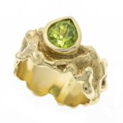 Solid peridot ring GG 750/000 in an organic design, set with a fine, teardrop-shaped faceted peridot
