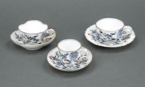 drei Tassen mit UT, Meissen, Knaufs
