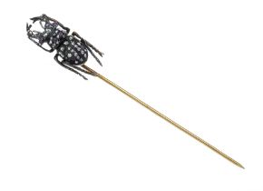 Motif brooch GG/WG 750/000 in the shape of a stag beetle, set with 7 round-faceted red gemstones and