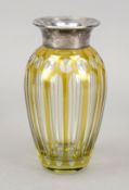 Vase mit Silberrandmontage, Deutsch, 20.