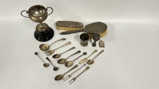 A SMALL GROUP SILVER ITEMS TO INCLUDE SEAL, TROPHY CUP WITH PRESENTATION, PENDANT, EGG CUP,