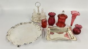 A GROUP OF VINTAGE CRANBERRY GLASS TO INCLUDE VASES, MEASURE + SILVER PLATED SALVER & CRUET ETC.