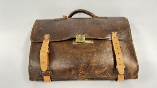 A VINTAGE BROWN LEATHER SATCHEL WITH EMBOSSED GEORGE V GRV,