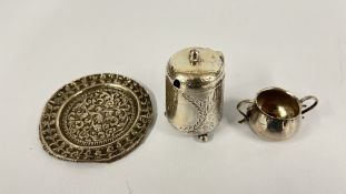 A VICTORIAN SILVER MUSTARD POT, BLUE GLASS LINER, LONDON 1883, MAKER E.