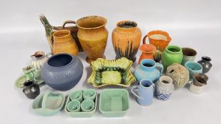 A GROUP OF ASSORTED STUDIO WARES INCLUDING 'DICKER' AND PRINKNASH + BOTTLE BAG ETC.