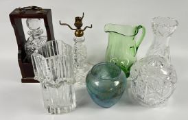 A GROUP OF GLASSWARE TO INCLUDE A CUT GLASS, GLOBE TABLE LAMP (A/F), GREEN GLASS JUG,