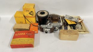 A GROUP OF VINTAGE PHOTOGRAPHIC EQUIPMENT AND ACCESSORIES TO INCLUDE A KODAK RETINETTE 1A AND ONE