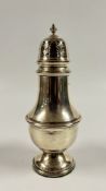 A SOLID SILVER CASTER, BIRMINGHAM 1963, MAKER A BROS LTD, H 18CM.