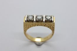 AN 18CT YELLOW GOLD THREE STONE DIAMOND RING, THE SPREAD OF EACH STONE APPROX 3.2MM.