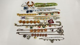A QUANTITY OF VINTAGE COSTUME JEWELLERY TO INCLUDE BRACELETS, COPPER EXAMPLES, STONE SET ETC.