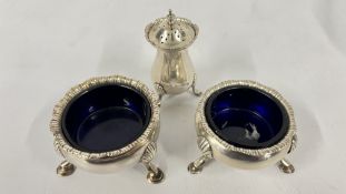 AN ANTIQUE SILVER PEPPER POT AND MATCHING SILVER SALT WITH BLUE GLASS LINER, CHESTER 1918,