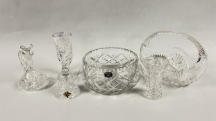 A GROUP OF GLASSWARE TO INCLUDE CRYSTAL EXAMPLES, DANIEL O'DONNELL CRYSTAL COLLECTION, BOHEMIA, ETC.