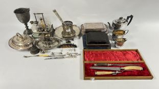 A LARGE COLLECTION OF PLATED AND SILVER WARES TO INCLUDE VINTAGE THREE PIECE CASED CARVING SET,