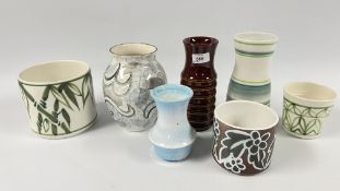 A GROUP OF 7 VARIOUS GLAZED POOLE POTTERY VASES TO INCLUDE DA VINCI OVOID EXAMPLES,