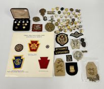 A TRAY OF MILITARY BADGES, BUTTONS AND PATCHES.