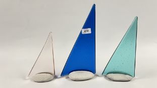 THREE SOPHIE GREGSON PEBBLE YACHTS, THE TALLEST 31CM.