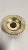A SILVER DISH INSET WITH A ONE SHILLING COIN, LONDON 1961, MAKER F.H. DIAM 8.2CM.