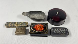 A GROUP OF TRINKET BOXES TO INCLUDE AN INLAID PAPER MACHE EXAMPLE + A VINTAGE PEWTER SCOOP / POURER.