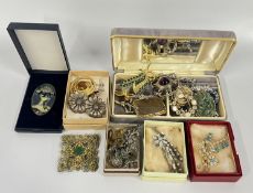 A GROUP OF ASSORTED MODERN AND VINTAGE BROOCHES TO INCLUDE A CONTEMPORARY OPEN WORK WHITE METAL