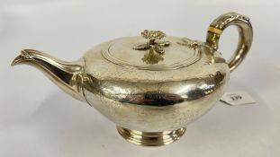 A VICTORIAN SILVER TEA POT, LONDON 1839, MAKER I FIGG, H 11.5CM, L 26CM.