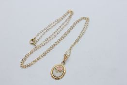 A FINE 9CT GOLD NECKLACE WITH ATTACHED 9CT GOLD FLOWER PENDANT L 40CM.