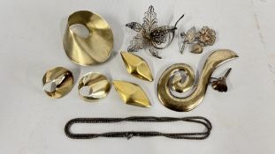 A SMALL GROUP OF 925 SILVER JEWELLERY TO INCLUDE 4 BROOCHES, 2 PAIRS CLIP ON EARRINGS,