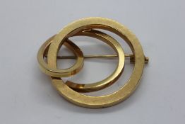 A 9CT GOLD BROOCH OF OPEN CIRCLE DESIGN.